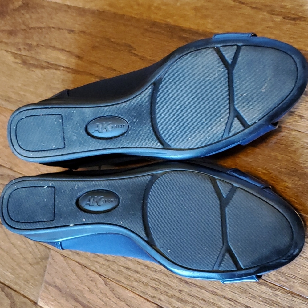 Anne Klein navy blue wedge heels - Picture 3 of 4